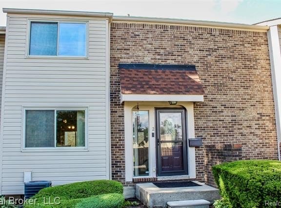 2 Woodbridge Towne Street, Southfield, MI 48075