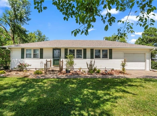 18955 E 54 Highway, Nevada, MO 64772