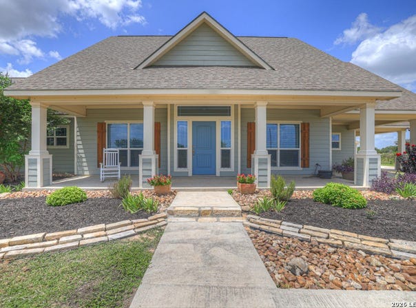 2048 E MARTINDALE RD, Seguin, TX 78155