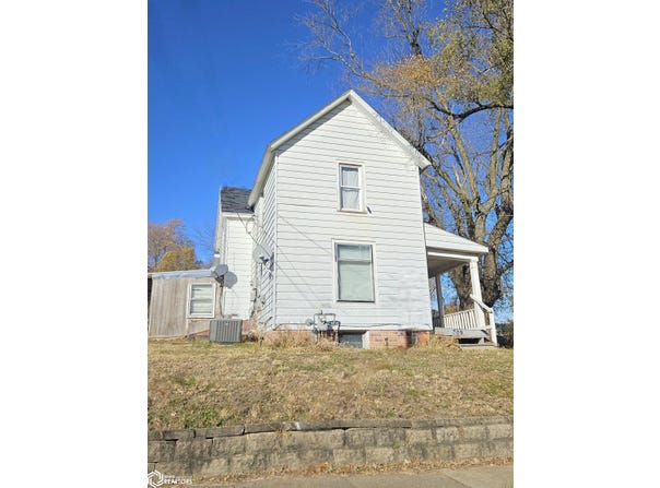 309 E Lowe Avenue, Fairfield, IA 52556
