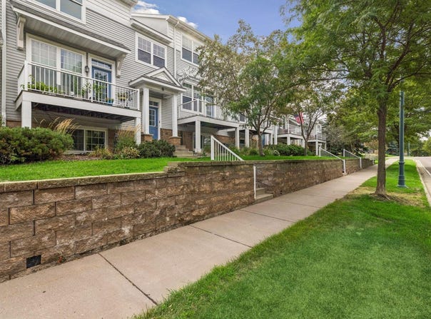 1662 Village Trail E, Maplewood, MN 55109