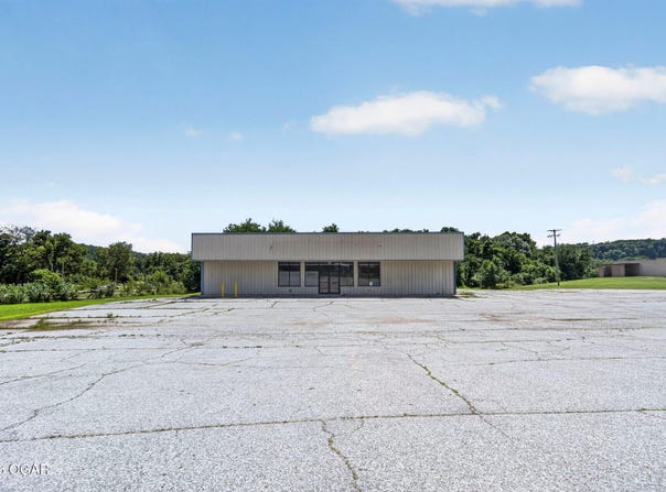 520 N Cliffside Drive, Noel, MO 64854