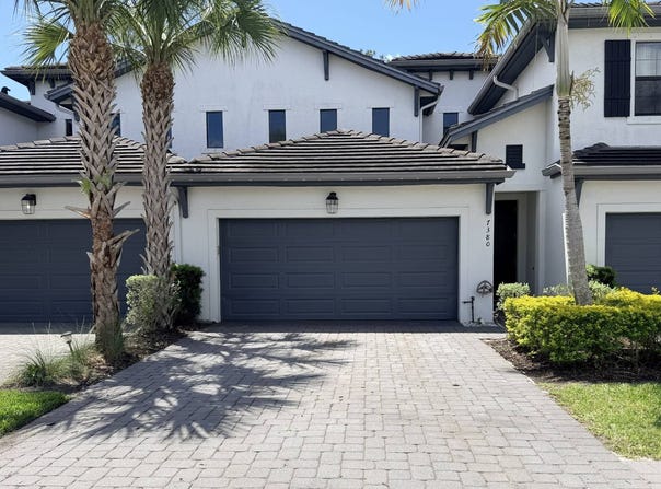 7380 Rockefeller Dr., Naples, FL 34119