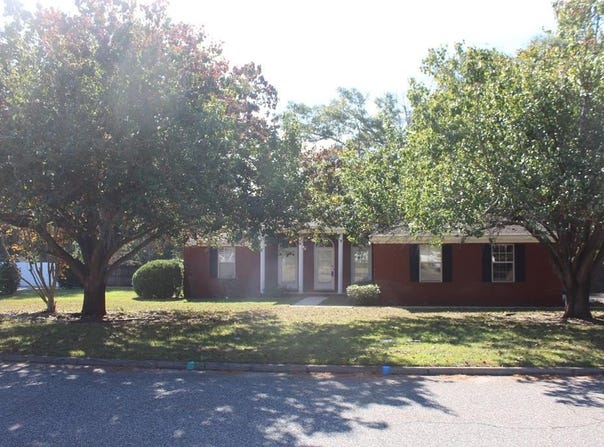 901 Woodleigh Dr, Dothan, AL 36305