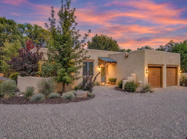 409 Apache St, Taos, NM 87571