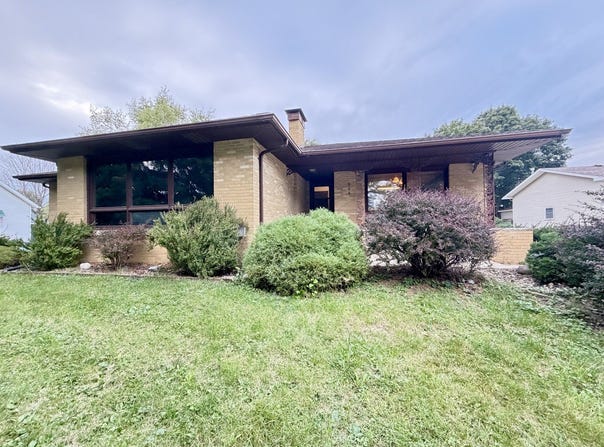 909 W Washington Street, Clinton, IL 61727