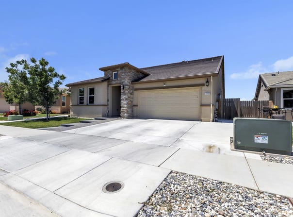 1893 Summit Dr, Los Banos, CA 93635