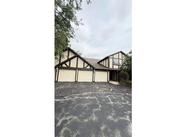 200 Brookside Lane, Willowbrook, IL 60527