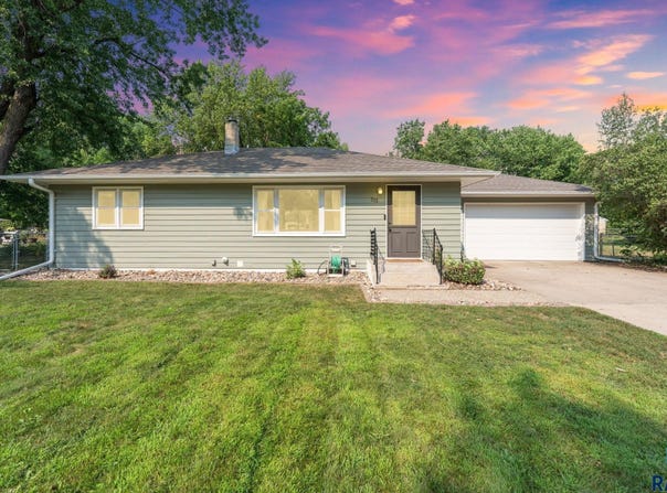 313 S 4th Ave, Brandon, SD 57005