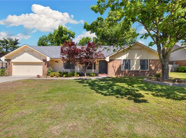 701 S Chateau Drive, Rogers, AR 72758