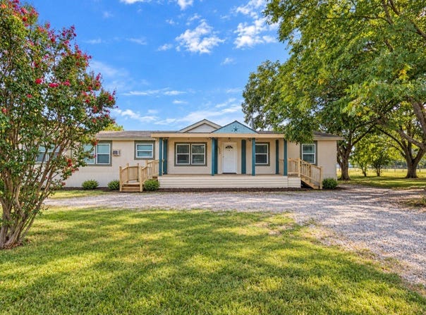 105 E Laura Avenue, Quinlan, TX 75474