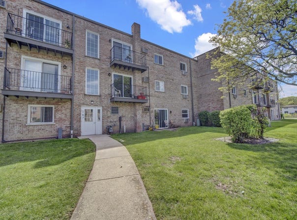 167 W Elk Trail, Carol Stream, IL 60188