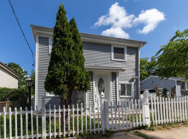 452 Tecumseh St, Fall River, MA 02721