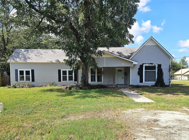 402 E State Street, Groesbeck, TX 76642