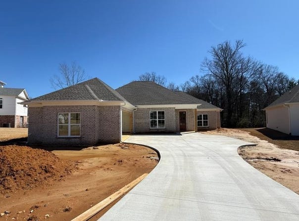 2820 S Villa Dr, Tupelo, MS 38804