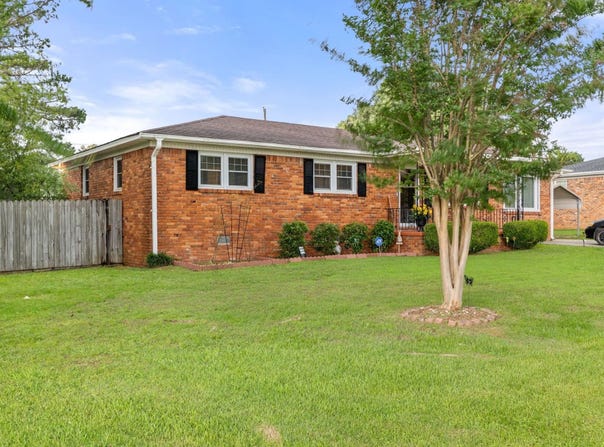 2205 Estaline Dr, Florence, AL 35630