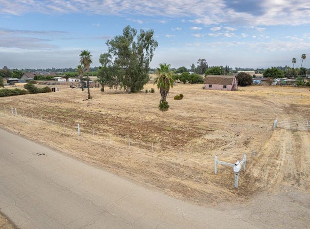 12602 E Robinson Avenue, Sanger, CA 93657