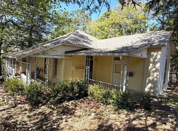 44 Ridgeway Avenue, Eureka Springs, AR 72632