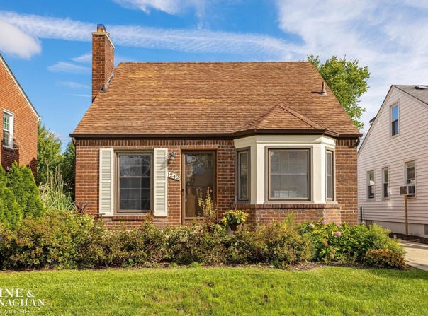 1242 Roslyn Road, Grosse Pointe Woods, MI 48236