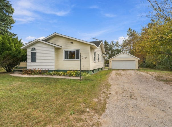 2826 Vanyea Road, Cheboygan, MI 49721