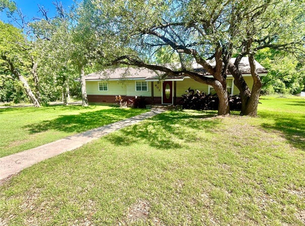 601 Navajo Trail, Hamilton, TX 76531
