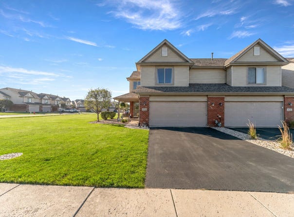 8229 Pecan Place, Frankfort, IL 60423