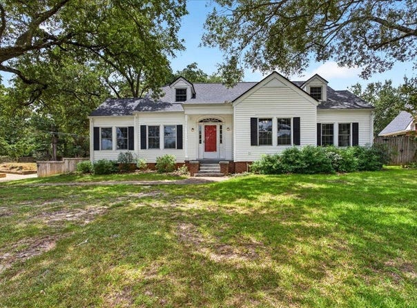 1301 Hill Dr, Laurel, MS 39440