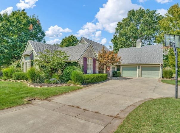615 W Willow LN, Ottawa, KS 66067