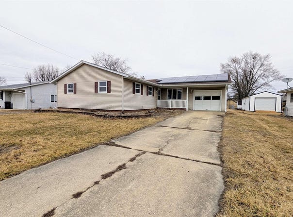1267 E LOCUST Street, Canton, IL 61520