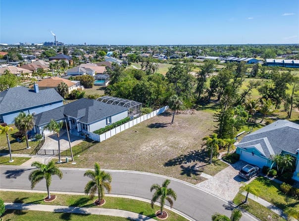 806 GREENVIEW Drive, APOLLO BEACH, FL 33572