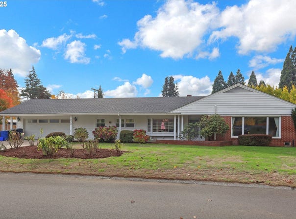 820 LARIAT Dr, Eugene, OR 97401