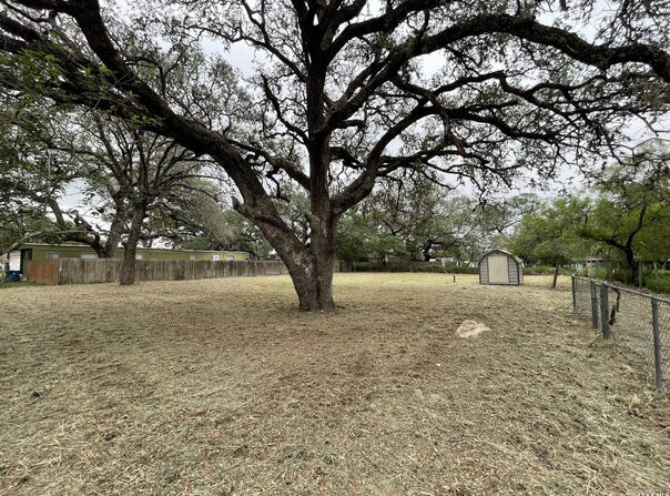 822 Market St, Pleasanton, TX 78064
