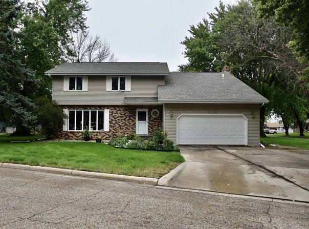 107 Circle Dr, Sibley, IA 51249