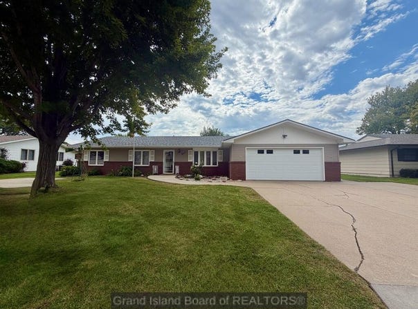 825 E Delaware, Grand Island, NE 68801