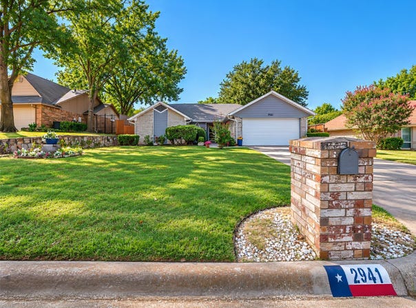 2941 Cresthaven Drive, Grapevine, TX 76051