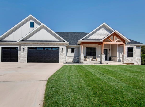 1367 S Casa Grande Avenue, Springfield, MO 65802