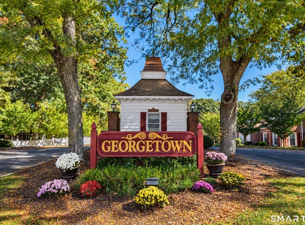 57 Williamsburg Drive, Springfield, MA 01108