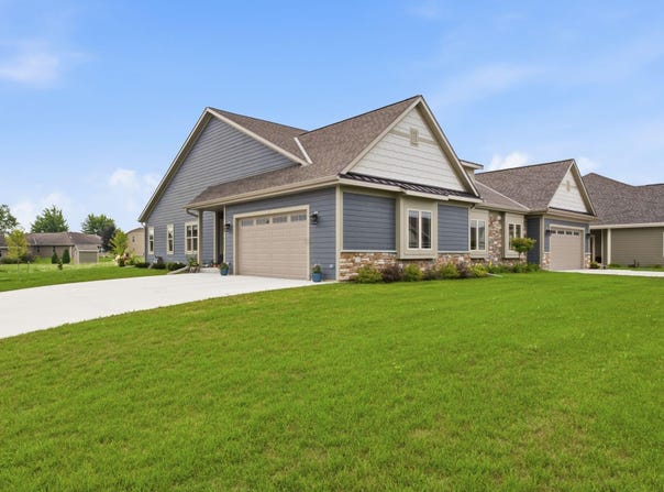 627 Lambert Ct, Slinger, WI 53086