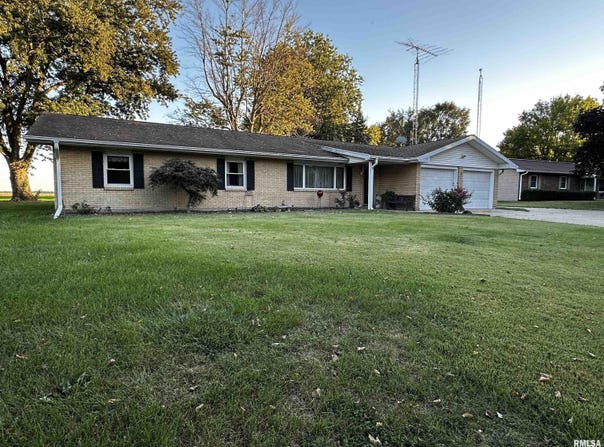 207 SPRING BAY Drive, Jacksonville, IL 62650-9586