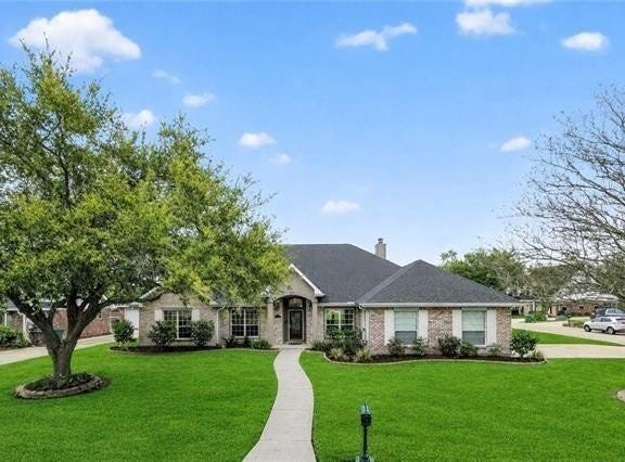 145 LAKEWOOD Drive, Laplace, LA 70068