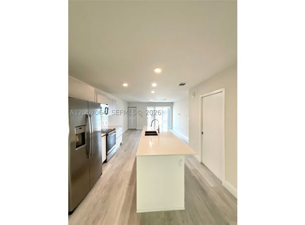 2555 NE 193rd St, Miami, FL 33180