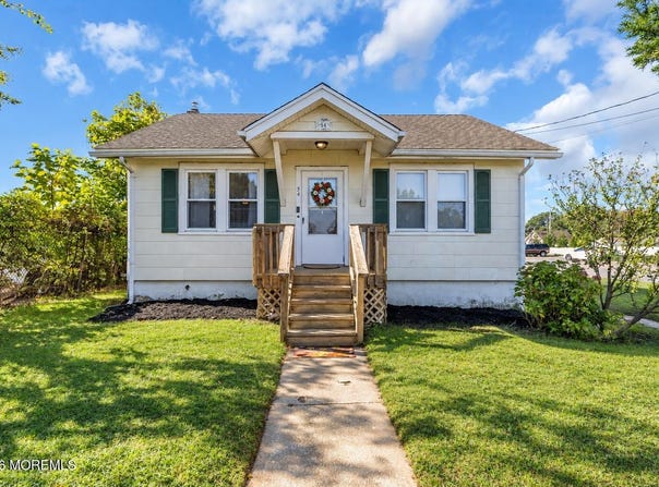54 Edwards Avenue, Belford, NJ 07718