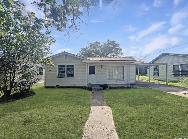1008 Avenue T, Hondo, TX 78861