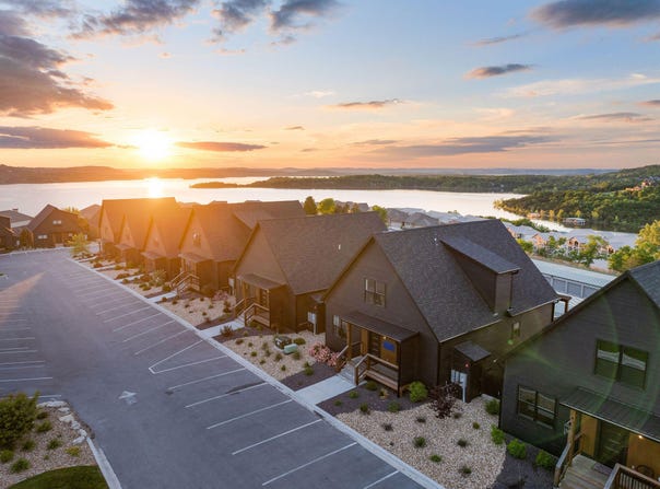 250 Poolside Pass, Hollister, MO 65672