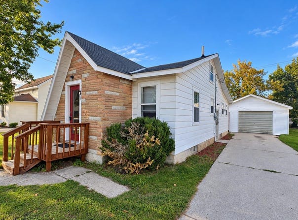 141 E Grout Street, Gladwin, MI 48624