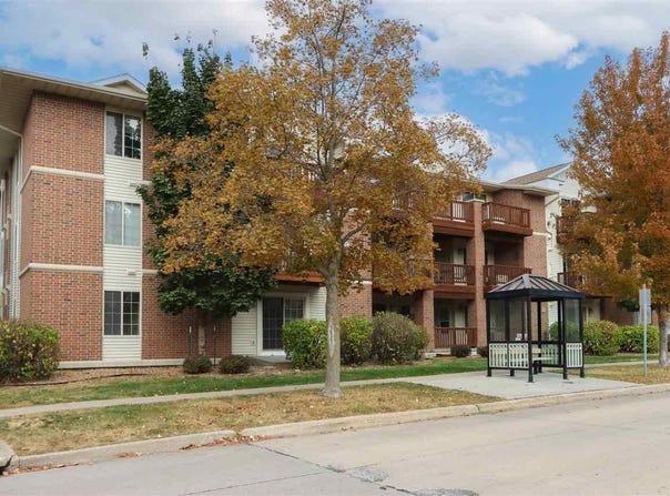 458 W Side Dr, IowaCity, IA 52246