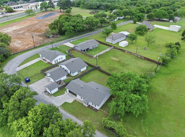 1032 Greg Street, Azle, TX 76020