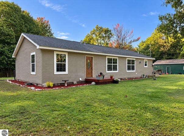587 N Lewis, Shepherd, MI 48883
