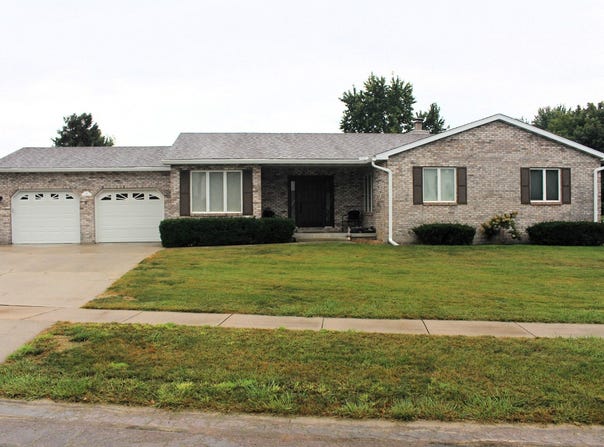 34 Colonial Drive, Clinton, IL 61727