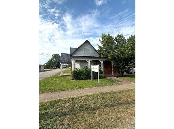 72 W 2nd ST, Waldron, AR 72958